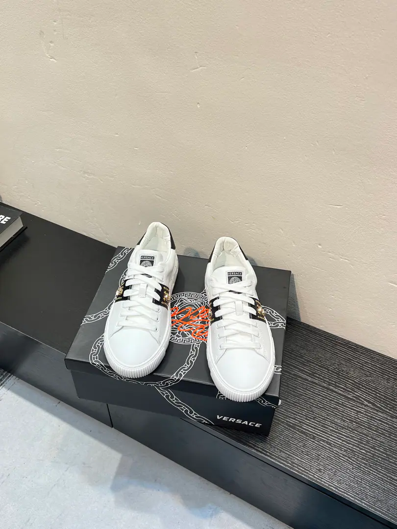 【Versace】Vancetor's little white shoes and leisure shoes., The cabinet is on the market.！Head-decked cow skin.➕In the cow's skin., Designed to be absolutely luxurious., Leading the new fashion concept. Codes: 36-44, 45🉑️Do it.