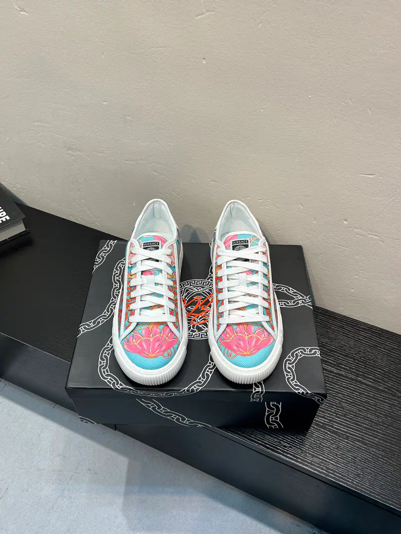 【Versace】Vancetor's little white shoes and leisure shoes., The cabinet is on the market.！Head-decked cow skin.➕In the cow's skin., Designed to be absolutely luxurious., Leading the new fashion concept. Codes: 36-44, 45🉑️Do it.