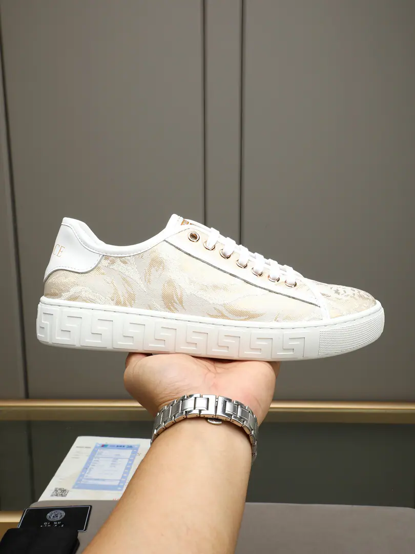 P The network is a classic.VERSACEVan Schultz's fashion shoes are always hot.🔥 Fabulous.: Importing brand-specific materials Uchi.: Water wash the sheep. Otsumi!: Original rubber-resistant ground Size: 38-44（45I'll make sure I don't change it.）