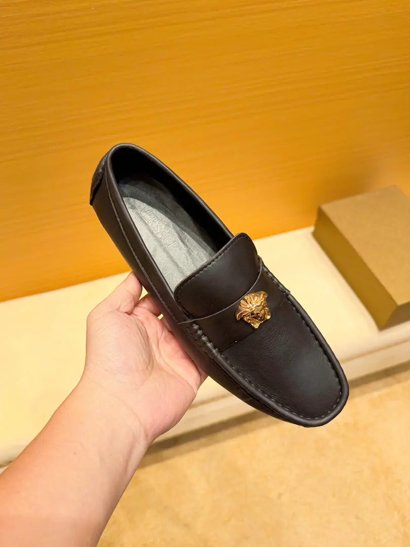 （Real value), 【VERSACEI】 The official network is now in the original version of a new high-end business-caring bean shoes., The Italian nobles are paying off., The master of fashion., No one can beat it., The star is the same., The shoe face is imported into the original cow skin.+In the original cow.(Real stuff.), The French temple is a great court of honor., This is a French fashion week show., A brand can be deep inside., A pair of shoes can make you forget., It's not just a noble thing to wear., It's more of an atmosphere.👻Standard37-47