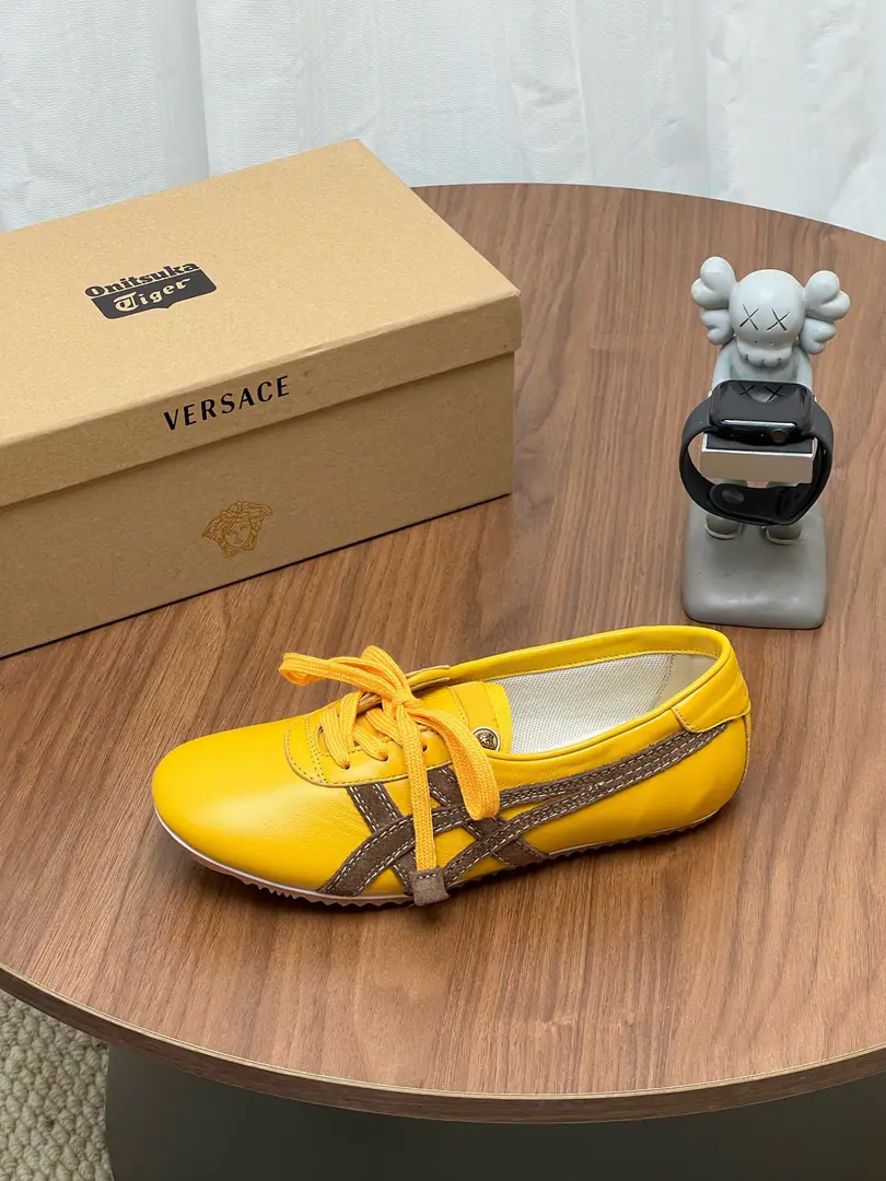 It's so exclusive.（Top Version） Onitsuka Tiger x Versace Joint Series These two tigers.&The Van Schultz joint shoe money is a very luxurious conversation. The shoes are classic.TAI-CHIShoes are the base. The best from the Tonji County Factory in Japan The top-of-the-art leather is chosen to be combined with the skin. Hand- polished by craftsmen It's a unique retrograde taste. The mark of the tiger claws by the double stitch. The tongue of the shoes is wrapped in a golden Medusa with a nailing process. Show them in detail.VersaceThe luxury gene. These aren't just shoes. And a walking art that combines motion genes with high-level detail. Size: 35-40(40Do it.) Coherent package with original‼️‼️