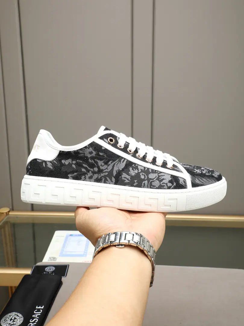 P The network is a classic.VERSACEVan Schultz's fashion shoes are always hot.🔥 Fabulous.: Importing brand-specific materials Uchi.: Water wash the sheep. Otsumi!: Original rubber-resistant ground Size: 38-44（45I'll make sure I don't change it.）