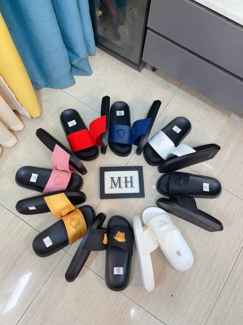 Get out of the factory.🌸🌸【VERSACE】The Van Schultzer's new men's leisure slipper series.！1:1Review🔥Global limit💯The shoe face is imported into the original single-surface➕The plains.💯Men's shoes.: 38-44