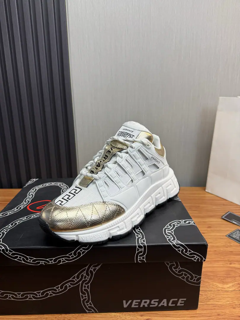 Plant Couple money.（All colors.）❤️💚 Versace.Versace's latest entertainment pops shoes.👟 A couple., Original colored hand-off shoes Fabulous.:Cow-skin fabric. Uchi.:I'm gonna get some air from my sneakers. Otsumi!:TPUOriginallogoThe beauty is so big. Size:35-46（45.46I'll make sure I don't change it.）