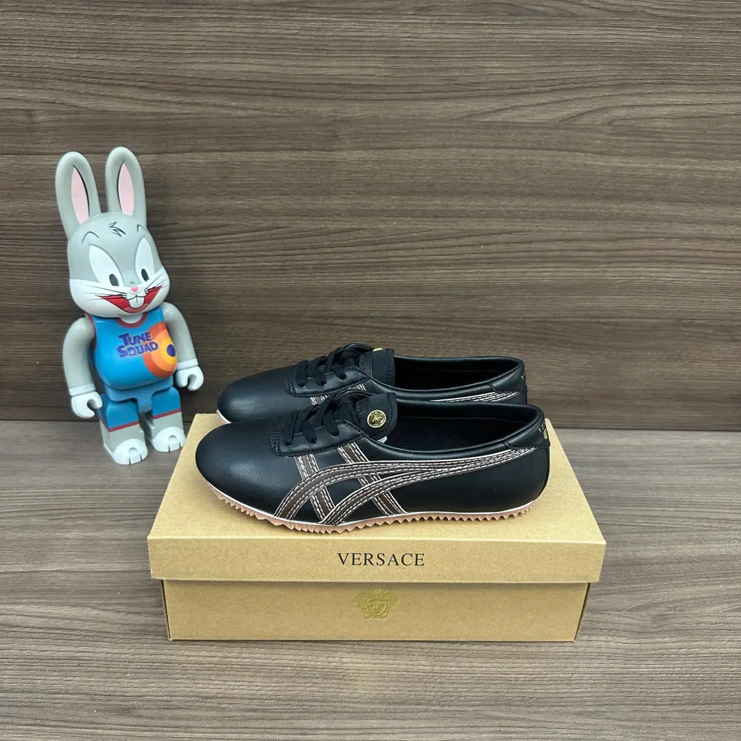 Top Version Versace x Onitsuka Tiger Ghostsucker. Versace. Joint contributions Tai-ChiSakura Cow-hair-hair-hung The belt is flat. Low-ass leisure shoes. Use Italian Napa soft cow shoes, With a thick cow skin and a colored double-bard car stitch., All goats' skins lined with cushions for the shock., ♪ Slipper-proof thinner ♪, It's a gold-plated Medusa.. Manual fine-decree cold-coated, The skin is soft and the foot is not grinding., Wear solid.. Packaging: Packing of things.！ Codes: 35-40Code