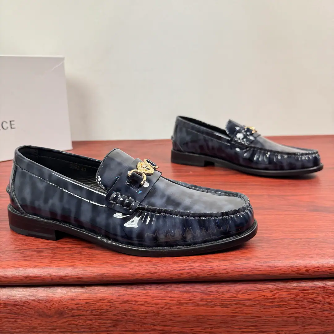 Versace/Versace. The new man is a real Pleasant Shoes., One foot and a shoe.！ Classic men's business van Schelver.: ♪ The luxury steps ♪, It's a self-contained form.！ When Versace The elegant contours of the classic Medusa badge meeting LeFleur Shoes., Every step becomes a luxury declaration.. Alligator tattoos and gravy leather re-engineer., The snakes' skins are a natural hymn., The bright surfaces are running through the light.. From the commercial stale atmosphere., To the casually shaped sexual accent, Multi-materials and colour precision fit different scenarios. A fine suffix of the metal button., Make the shoe-strap a whole-shaped pen., No need to make a mistake., It's easy to show a remarkable taste., ♪ And every time you step ♪, ♪ All the fashion rhythms of your own ♪. In the twigs., That's a big import.！Professionally rigorous process, Focus on details, I'm proud of your taste.！Full package！ Size: 39-40-41-42-43-44Skins size.（Customable38.45） The cargo.: 3592Spotted tattoos Blue