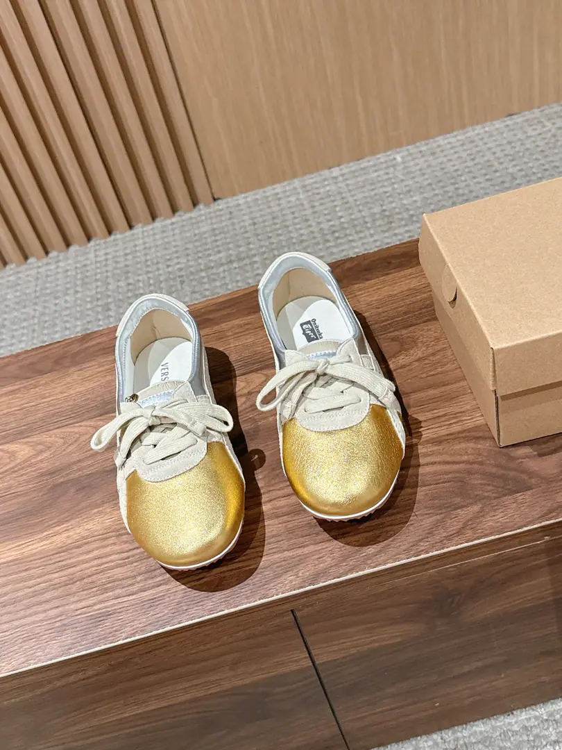 VERSACE x Onitsuka Tiger Van Schultz. A shallow mouth with a lazy, unretroactive feeling with a German shoe., A narrow-cut roundhead shoe type that's smooth and smooth., The shoe line is long and thin., Narrow, layout, foot., - Yes., The meat and feet have a good modifier effect., The strap-on-the-strap is flexible.. It's a mix of leisure and light and luxury., No color.. Retrotune and upper foot comfort., I want a nice, warm, everyday leisure shoe., This shallow mouth with the German shoes is a rare item for daily travel.. Shoe.: Bullskins./Cows are counter-feat. Uchi.: Bullskins. Otsumi!: Original version to open size: 35-40Code（40Code custom is not to be changed）