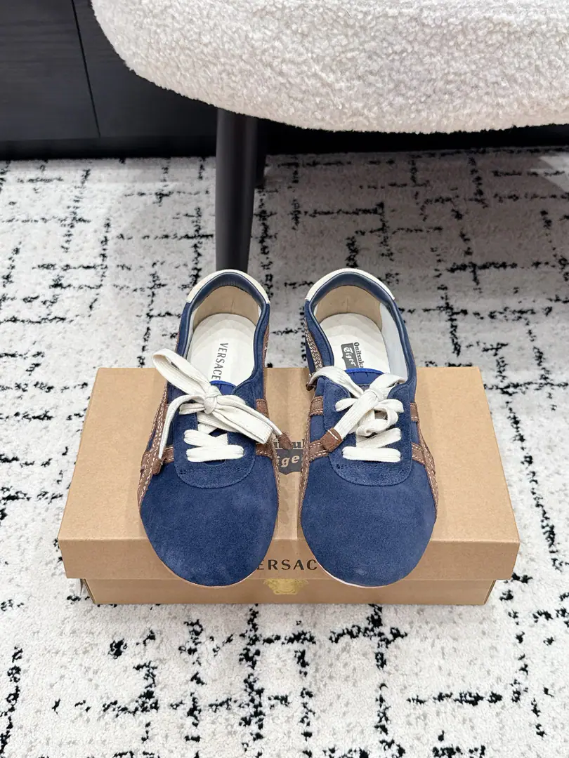 VERSAC* x Onitsuka Tige*26/ Co-deutsche shoes. A shallow mouth with a lazy, unretroactive feeling with a German shoe., A narrow-cut roundhead shoe type that's smooth and smooth., The shoe line is long and thin., Narrow, layout, foot., - Yes., The meat and feet have a good modifier effect., The strap-on-the-strap is flexible.. It's a mix of leisure and light and luxury., No color.. Retrotune and upper foot comfort., I want a nice, warm, everyday leisure shoe., This shallow mouth with the German shoes is a rare item for daily travel.. ✔️Shoe.: Bullskins./Cows are counter-feat. ✔️Uchi.: Bullskins. ✔️Otsumi!: Original version to open ✔️size: 35-40Code（40Code custom is not to be changed）