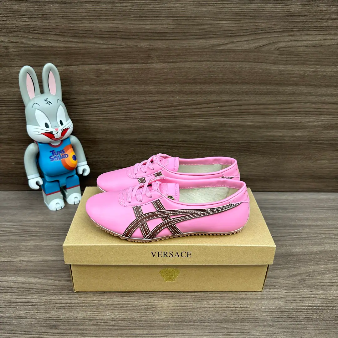 Top Version Versace x Onitsuka Tiger Ghostsucker. Versace. Joint contributions Tai-ChiSakura Cow-hair-hair-hung The belt is flat. Low-ass leisure shoes. Use Italian Napa soft cow shoes, With a thick cow skin and a colored double-bard car stitch., All goats' skins lined with cushions for the shock., ♪ Slipper-proof thinner ♪, It's a gold-plated Medusa.. Manual fine-decree cold-coated, The skin is soft and the foot is not grinding., Wear solid.. Packaging: Packing of things.！ Codes: 35-40Code