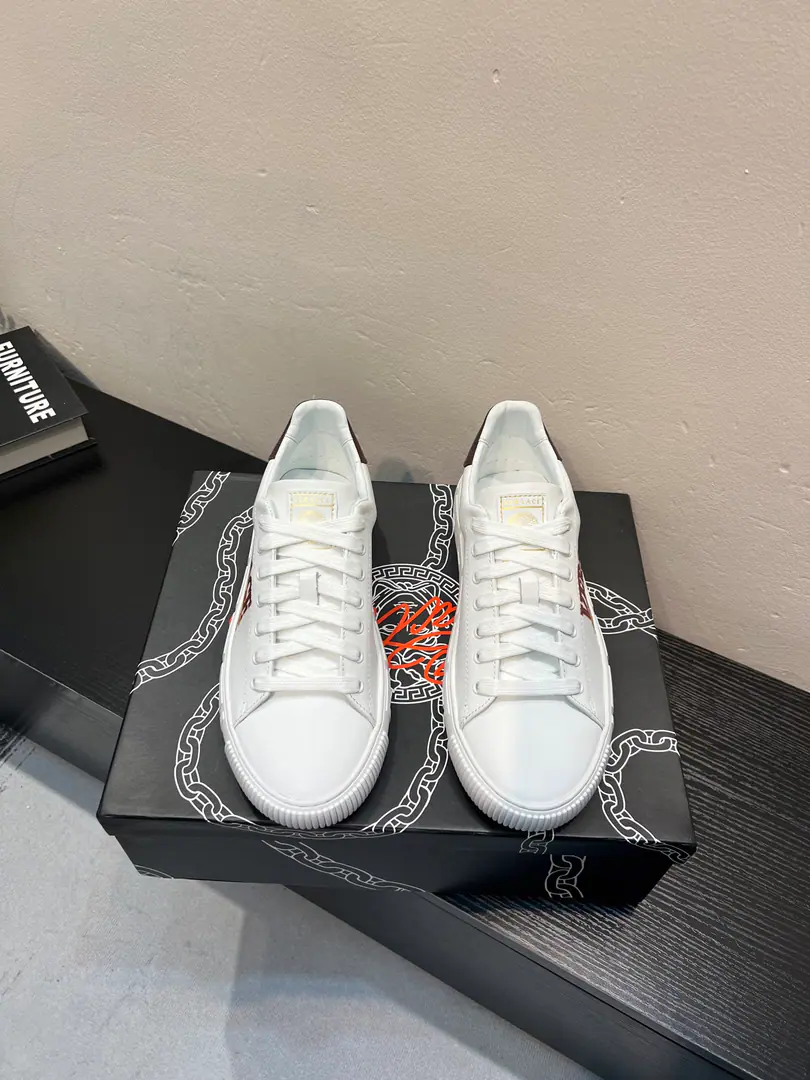 【Versace】Vancetor's little white shoes and leisure shoes., The cabinet is on the market.！Head-decked cow skin.➕In the cow's skin., Designed to be absolutely luxurious., Leading the new fashion concept. Codes: 36-44, 45🉑️Do it.