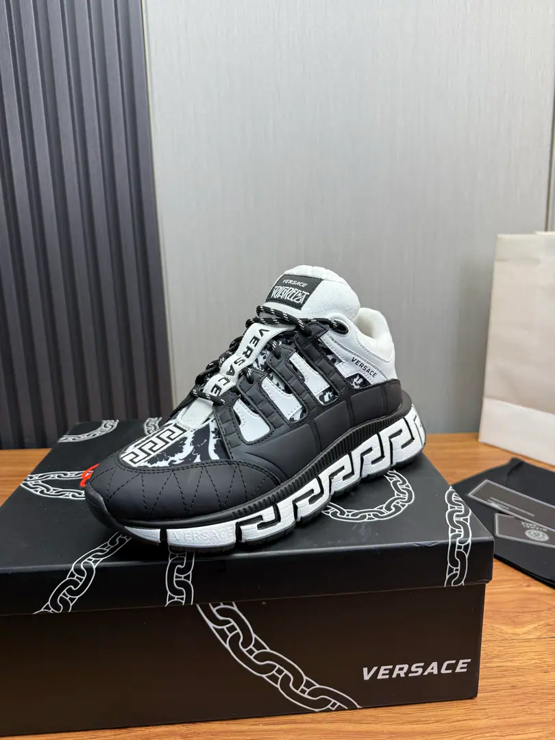 Plant Couple money.（All colors.）❤️💚 Versace.Versace's latest entertainment pops shoes.👟 A couple., Original colored hand-off shoes Fabulous.:Cow-skin fabric. Uchi.:I'm gonna get some air from my sneakers. Otsumi!:TPUOriginallogoThe beauty is so big. Size:35-46（45.46I'll make sure I don't change it.）