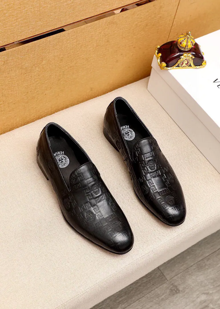 💐 Trade marks: VERSACE「Versace.」Leisure shoes. Positive code number: 38-44（45.46.47🉑️Custom） Commodity materials: Select Importing the head layer of a cow's skin on the face of a flower shoe., Imported water-tied cattle🐂Pioneer.. Strong stereo visual effects, Original Base Yin. Colour: 1⃣️Colour Optional