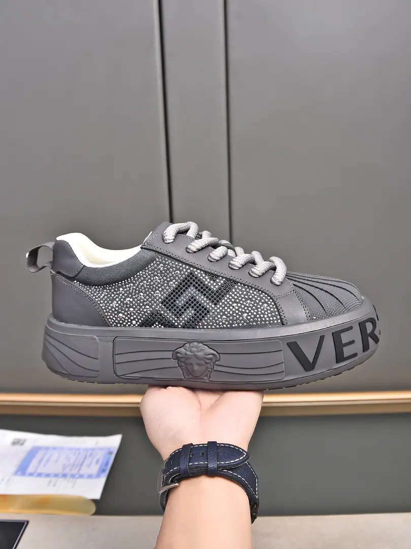 P VERSACE——The Drilling Series, Versace. 2024New Series, Medusa's Men's Low-Little Shoes.！Use the most popular element development of the year！Tide！Personality！ Imported pellets of cattle and skins.➕Imported mats！Original version to open！Multi-Current Selection！39-44（38 45 46Do it.）