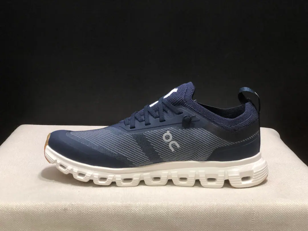 OnRun! Cloud 6 Versa It's cozy. Packaged support bounces. Life and leisure shoes. Couple shoes. Swiss high-performance sports brandonThis series of works, Shoes made of recycled polyester fibres and web-eye fabrics, Use exclusive, empty rubber soles., SideOnMarkerLoGoIt's full coverage of the suture details.. Packaging:Full set of accessories reinforced in box wrapping！ Codes:36-47Code(Positive)