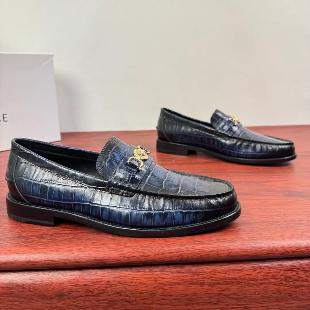 Versace/Versace. The new man is a real Pleasant Shoes., One foot and a shoe.！ Classic men's business van Schelver.: ♪ The luxury steps ♪, It's a self-contained form.！ When Versace The elegant contours of the classic Medusa badge meeting LeFleur Shoes., Every step becomes a luxury declaration.. Alligator tattoos and gravy leather re-engineer., The snakes' skins are a natural hymn., The bright surfaces are running through the light.. From the commercial stale atmosphere., To the casually shaped sexual accent, Multi-materials and colour precision fit different scenarios. A fine suffix of the metal button., Make the shoe-strap a whole-shaped pen., No need to make a mistake., It's easy to show a remarkable taste., ♪ And every time you step ♪, ♪ All the fashion rhythms of your own ♪. In the twigs., That's a big import.！Professionally rigorous process, Focus on details, I'm proud of your taste.！Full package！ Size: 39-40-41-42-43-44Skins size.（Customable38.45） The cargo.: 3592Metal button Blue
