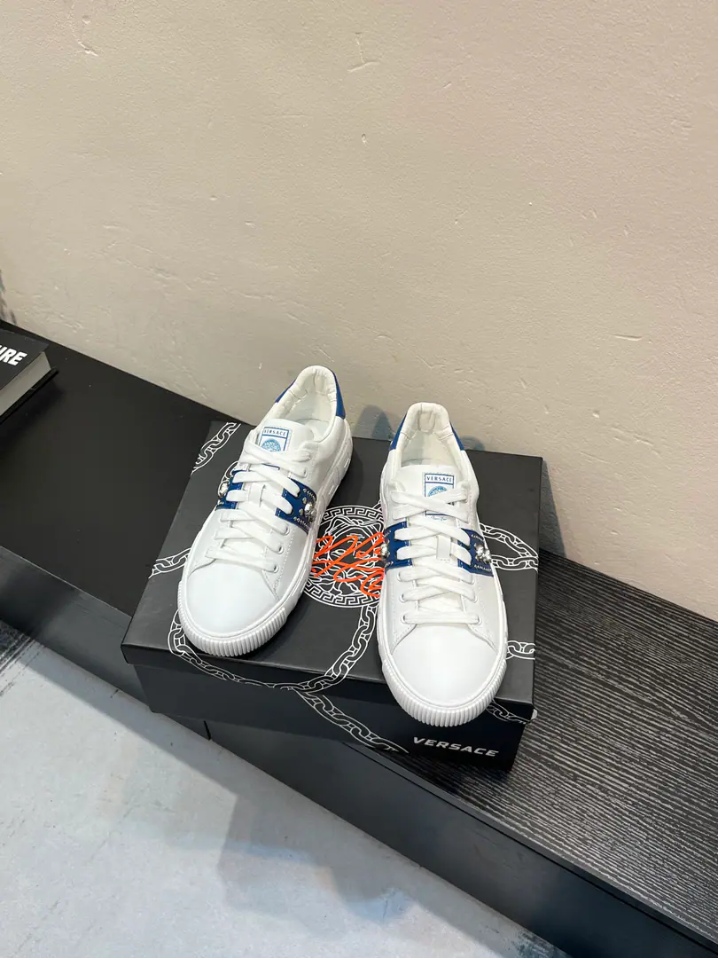 【Versace】Vancetor's little white shoes and leisure shoes., The cabinet is on the market.！Head-decked cow skin.➕In the cow's skin., Designed to be absolutely luxurious., Leading the new fashion concept. Codes: 36-44, 45🉑️Do it.