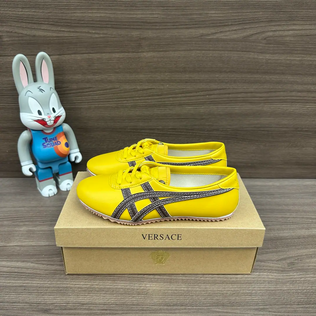 Top Version Versace x Onitsuka Tiger Ghostsucker. Versace. Joint contributions Tai-ChiSakura Cow-hair-hair-hung The belt is flat. Low-ass leisure shoes. Use Italian Napa soft cow shoes, With a thick cow skin and a colored double-bard car stitch., All goats' skins lined with cushions for the shock., ♪ Slipper-proof thinner ♪, It's a gold-plated Medusa.. Manual fine-decree cold-coated, The skin is soft and the foot is not grinding., Wear solid.. Packaging: Packing of things.！ Codes: 35-40Code