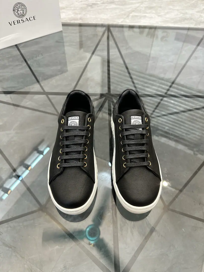 Sell Price: ¥ Trade marks: Versace* 「Versace.*」Low gang sneakers. Positive code number: 38-44(Make a reservation.45.46.) Commodity materials: The shoe is imported into the skin of the cow., In the sheep's skin., Original version of translucency mix. Part No. No.