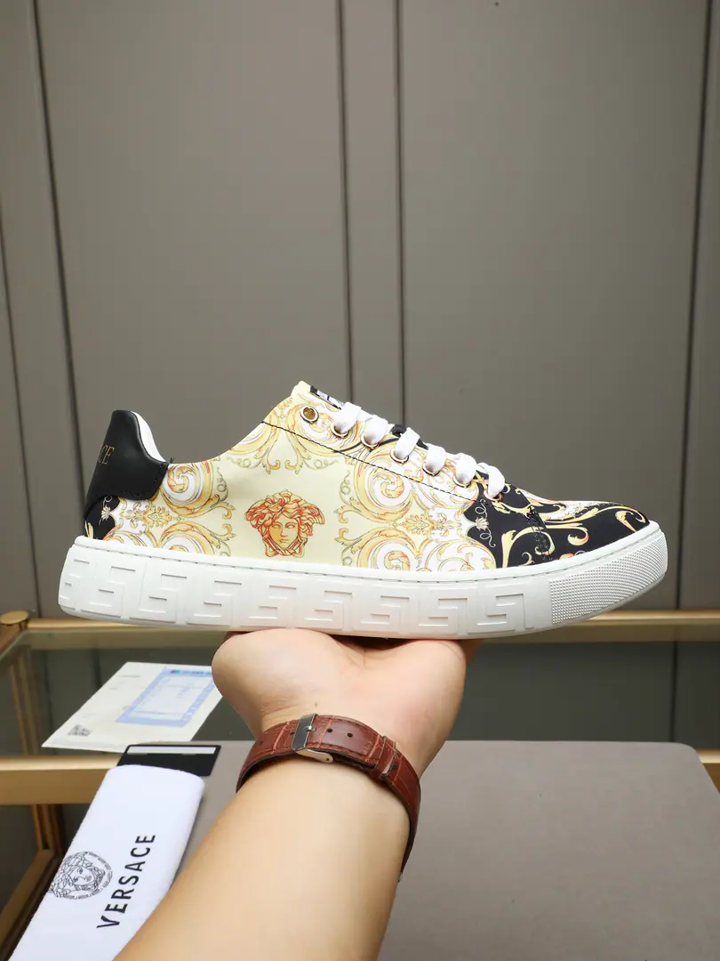 P 🔥🔥VERSACEVan Schultz's latest fashion and leisure shoes.！ Fabulous.:Import van Schultz for waterproofing. Uchi.:In the skin of the sheep. The original base is the bottom of the picture. Size:38-44（45I'll make sure I don't change it.）