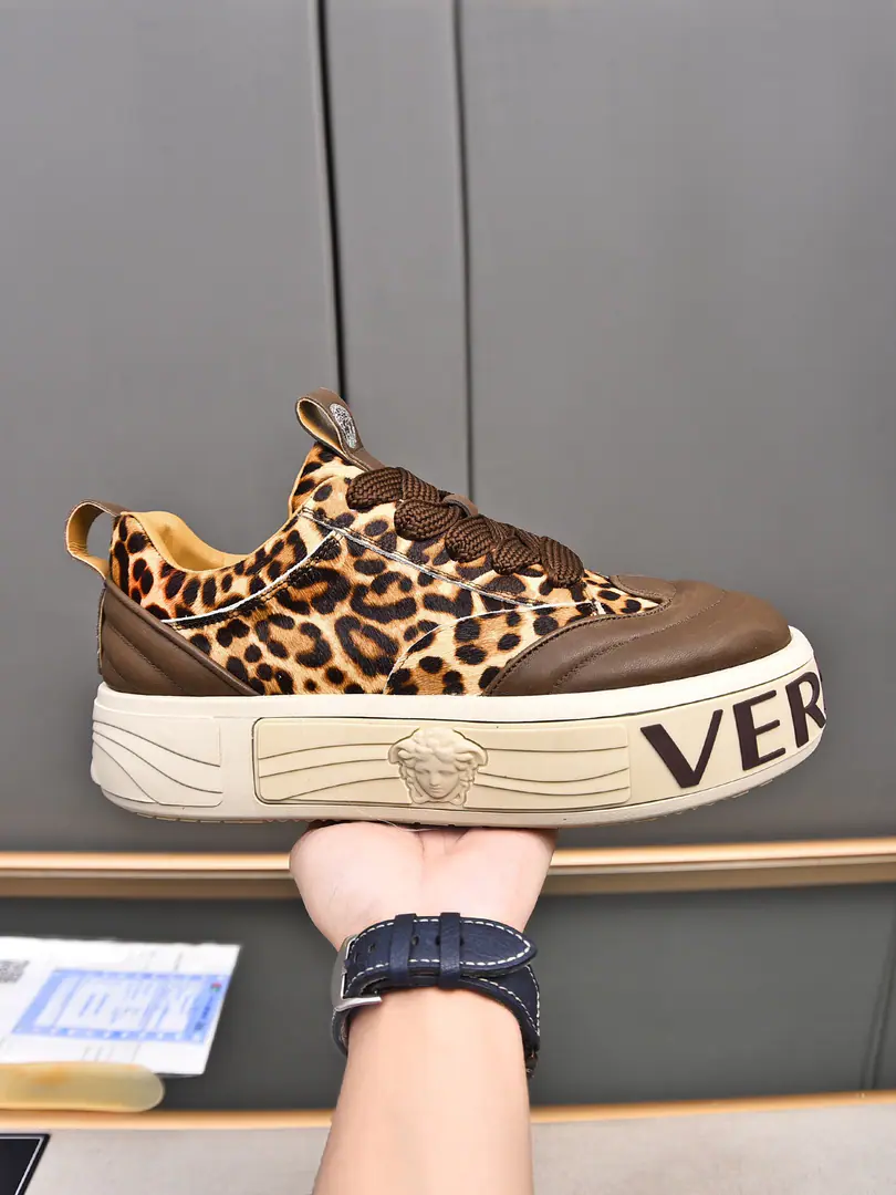 P VERSACE——Versace. 2024New Series, Medusa's Men's Low-Little Shoes.！Use the most popular element development of the year！Tide！Personality！ Import head-decked cow skin➕Imported mats！Original version to open！Multi-Current Selection！39-44（38 45 46Do it.）