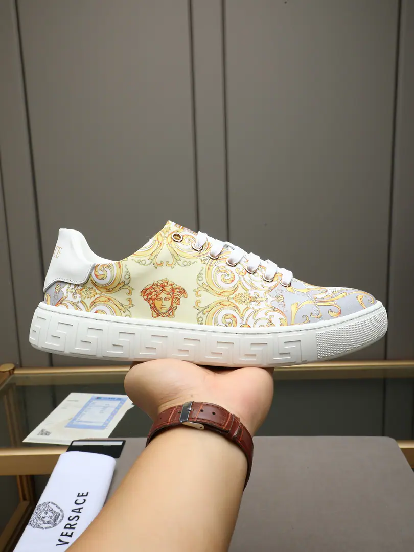 P 🔥🔥VERSACEVan Schultz's latest fashion and leisure shoes.！ Fabulous.:Import van Schultz for waterproofing. Uchi.:In the skin of the sheep. The original base is the bottom of the picture. Size:38-44（45I'll make sure I don't change it.）