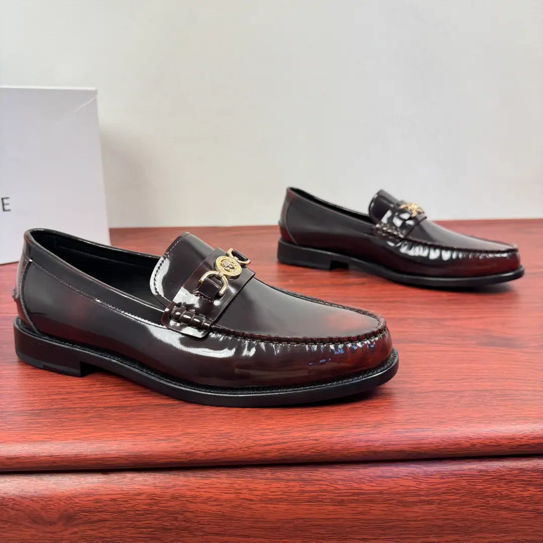 Versace/Versace. The new man is a real Pleasant Shoes., One foot and a shoe.！ Classic men's business van Schelver.: ♪ The luxury steps ♪, It's a self-contained form.！ When Versace The elegant contours of the classic Medusa badge meeting LeFleur Shoes., Every step becomes a luxury declaration.. Alligator tattoos and gravy leather re-engineer., The snakes' skins are a natural hymn., The bright surfaces are running through the light.. From the commercial stale atmosphere., To the casually shaped sexual accent, Multi-materials and colour precision fit different scenarios. A fine suffix of the metal button., Make the shoe-strap a whole-shaped pen., No need to make a mistake., It's easy to show a remarkable taste., ♪ And every time you step ♪, ♪ All the fashion rhythms of your own ♪. In the twigs., That's a big import.！Professionally rigorous process, Focus on details, I'm proud of your taste.！Full package！ Size: 39-40-41-42-43-44Skins size.（Customable38.45） The cargo.: 3592Gradient Wine.
