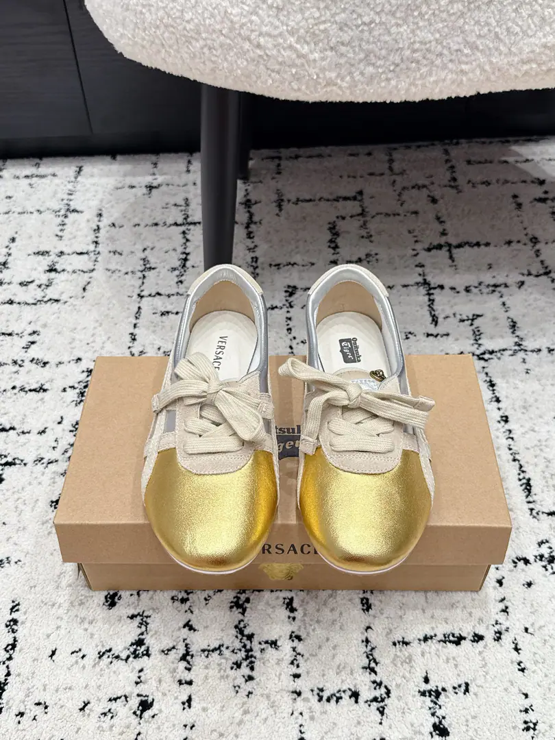 VERSAC* x Onitsuka Tige*26/ Co-deutsche shoes. A shallow mouth with a lazy, unretroactive feeling with a German shoe., A narrow-cut roundhead shoe type that's smooth and smooth., The shoe line is long and thin., Narrow, layout, foot., - Yes., The meat and feet have a good modifier effect., The strap-on-the-strap is flexible.. It's a mix of leisure and light and luxury., No color.. Retrotune and upper foot comfort., I want a nice, warm, everyday leisure shoe., This shallow mouth with the German shoes is a rare item for daily travel.. ✔️Shoe.: Bullskins./Cows are counter-feat. ✔️Uchi.: Bullskins. ✔️Otsumi!: Original version to open ✔️size: 35-40Code（40Code custom is not to be changed）