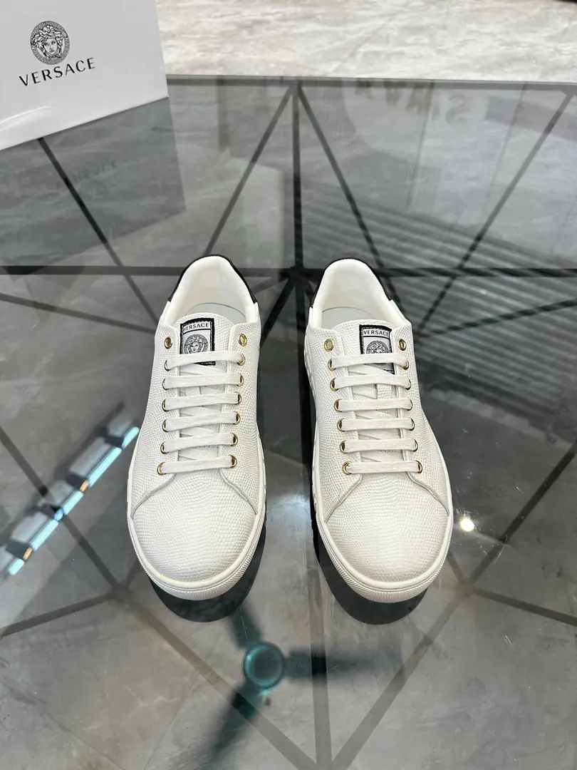 Sell Price: ¥ Trade marks: Versace* 「Versace.*」Low gang sneakers. Positive code number: 38-44(Make a reservation.45.46.) Commodity materials: The shoe is imported into the skin of the cow., In the sheep's skin., Original version of translucency mix. Part No. No.