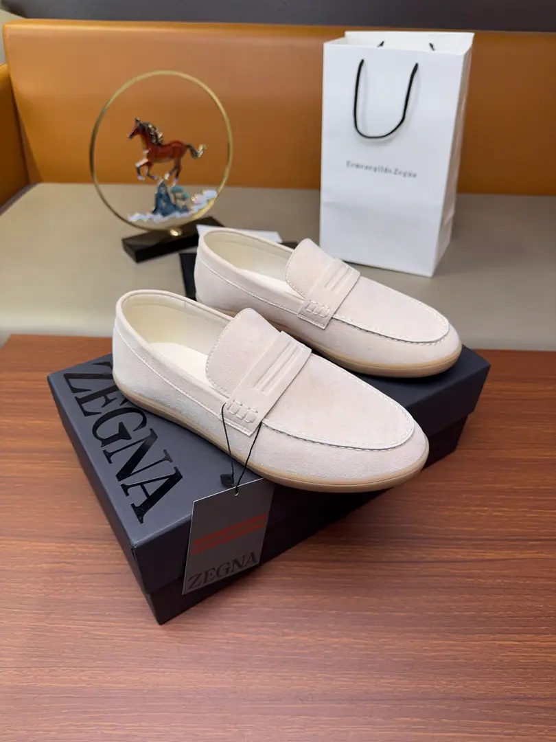 Get out of the factory.【Real value】🦭🦭Zegna/Jenya. A man's new recreational shoes.[Celebrate.][Celebrate.][Celebrate.][Celebrate.] This sneakers is in the Jeeniya Oasis.(Oasi Zegna) The name of the highway., Show the flexibility of brands to the times.. Semitransparent rubber soles light and flexible, Nice catch., A new radiant shoe underlay., The stride is a fine tribute. The early appearance of the highway.. Signal same-synthetic sew lines and side branding are mutually reinforcing., The symbol of the uniquely fashioned version of the Jania brand.. It's made of a fury of cattle., Disassemble shoe surfaces with modern and retrograde styles, By“ ”Skins mats., In the whole cow's skin., The upper feet are comfortable and leisurely., It's a little light.！Attach a full shoe suit box to the collection box.！ Codes: 39-40-41-42-43-44 -45Standard leather shoe size（38/46/47/48I'll make sure it's not changed.）