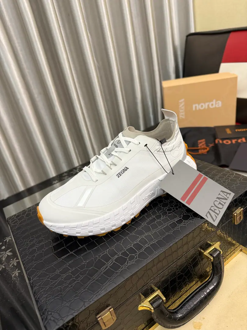 Get out of the factory.⌚️⌚️Top Version ZEGNA x norda™Jenya. Joint contributions Outdoor Off-road. Run-off shoes. Leisure Sports shoes Monopoly. Jenya. x norda™ Technology-based sports shoes blended in elegant style and precision-run shoe technology, Working to design high performance. The shoe is used on the side of the shoe. Dyneema® The material is made of material., It's a light match. Vibram® Shoes under the sole.. Embrace with reflection details, It's a brand-marked logo., Make the whole thing look like a man. ▪️ Fabulous.: Original custom technology air network ▪️ Uchi.: The original custom-made air network. ▪️ Shoes under the sole.: Original modeling smooth-foil bubble material ▪️ Bottom: 4CM ▪️ Size: 39-46
