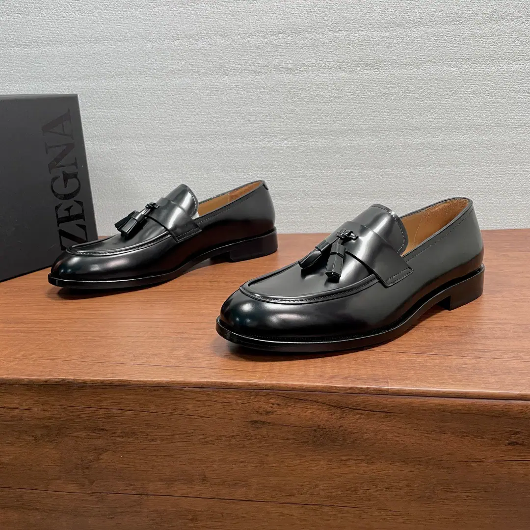 Zegna A man's new Soulaf. This LeFoo shoe uses imported calf skin./Open the cow leather./Furry-faced cow leather., Classic Ecliptic Shoes Outline, A front-end pixie leather strip and a flow-button., The rubber is a combination of the skin., Semi-solid peculiarity, Slipperproof grinding., It's not gonna get out of there., With a little cow in the skin., The tattoos are velvet, and the oxen and feet are on., The upper feet are soft and comfortable., Simple and atmosphere-like. Full packaged dustproof bags！ Codes: 39-40-41-42-43-44Standard leather shoe size（38/45/46I'll make sure I don't change it.） The cargo.: 5022ZLeFlell Shoes. The black and the blue.