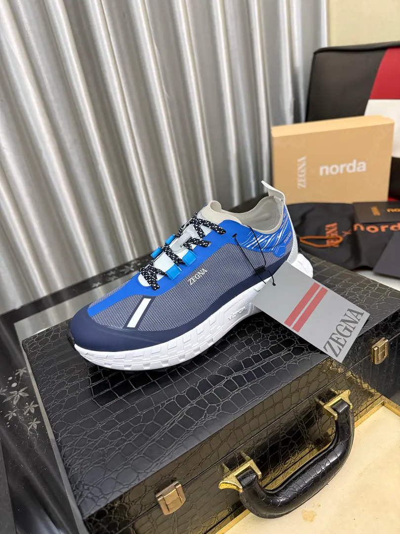 Get out of the factory.⌚️⌚️Top Version ZEGNA x norda™Jenya. Joint contributions Outdoor Off-road. Run-off shoes. Leisure Sports shoes Monopoly. Jenya. x norda™ Technology-based sports shoes blended in elegant style and precision-run shoe technology, Working to design high performance. The shoe is used on the side of the shoe. Dyneema® The material is made of material., It's a light match. Vibram® Shoes under the sole.. Embrace with reflection details, It's a brand-marked logo., Make the whole thing look like a man. ▪️ Fabulous.: Original custom technology air network ▪️ Uchi.: The original custom-made air network. ▪️ Shoes under the sole.: Original modeling smooth-foil bubble material ▪️ Bottom: 4CM ▪️ Size: 39-46