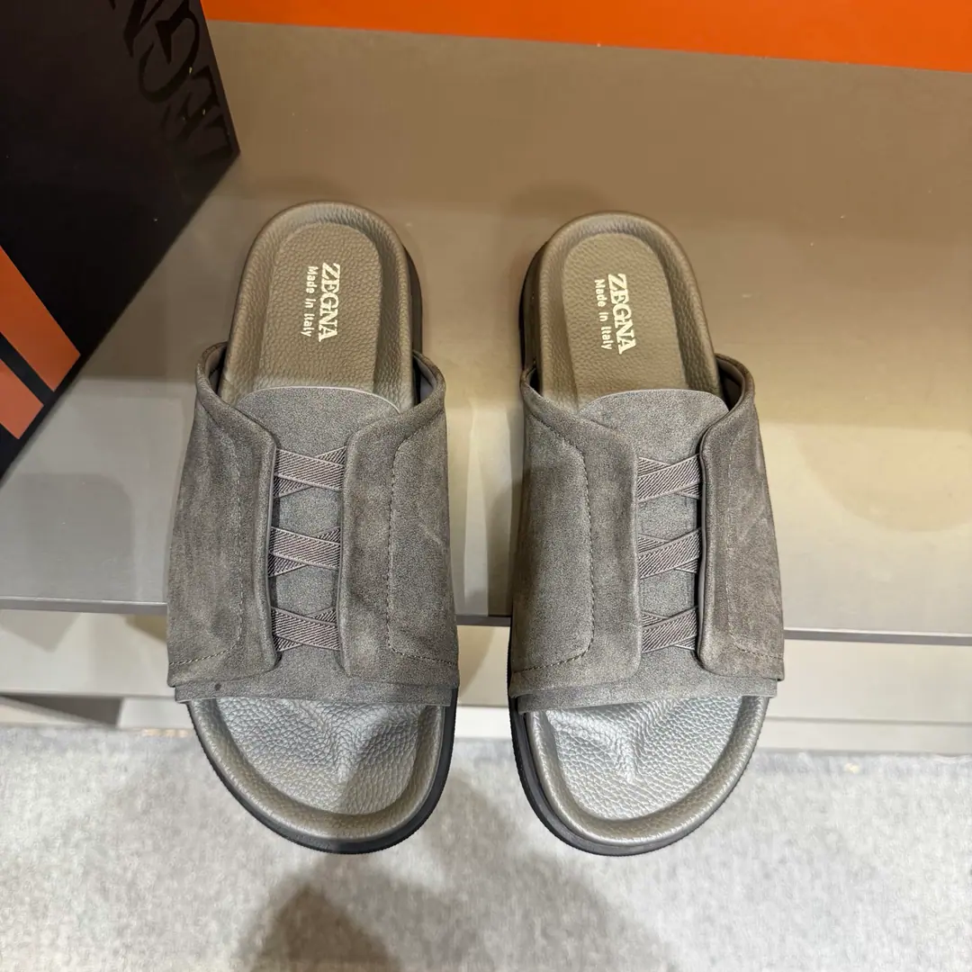 ZEGNAJenya. Latest Men's leisure. Shoes. Shoes. Acupuncture shoes., - Slippers bed., The shoe bed is a double-pack with a calf skin., The shoes are on the sidewalk to see the Jenya logo., - I'm wearing a pair of shoes., And they can be captured while they're out there., It's easy to wear.. The foot is very proficient. Send a cabinet for fine packaging Codes38-46