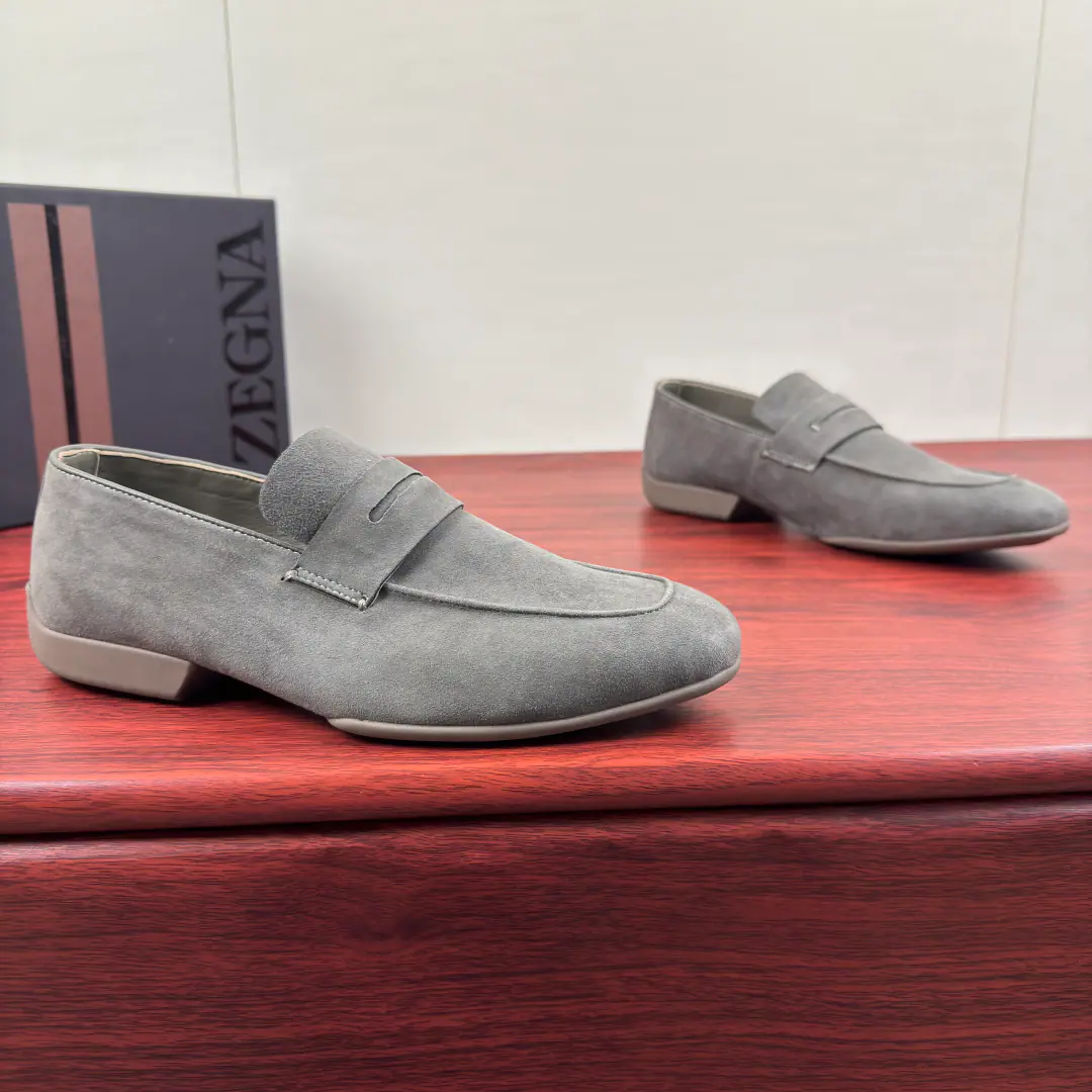 Zegna Jenya. A man's new money.MocassinLeFlell Shoes. Leather and leisure shoes.！ This sectionMocassin LeFoo shoes represent the evolution of the Italian craftsmanship.--Born in Italy., Re-evolve with contemporary techniques, It's from tradition., Born for process., Infusing the spirit of Italian aesthetics into every detail.. Selection of quality light leather, In the skin of a delicate, comfortable bovine., You can put your foot on a strap., The staircase of the shoe., No stockings., It's a sign of the kind of elegant Italian way of life that is not laborious.！All-packed leather-made baggy shoes., Invisible sewn off the shoe face and thick sews the rubber patch on the soles of the shoe., Classic., And it's so cozy., Full package, It's highly recommended.！ Size: 39-40-41-42-43-44Skins size.（Customable38.45.46） The cargo.: 260427 Gray
