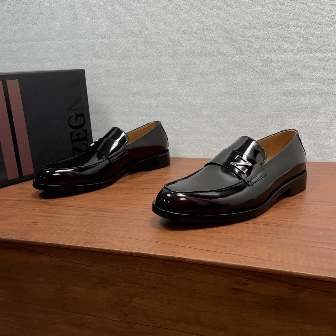 Zegna A man's new business pleasure shoe. This is a lavish shoe with imported cow skin and bright face and a beaded shoe., Classic Ecliptic Shoes Outline, Positive scalding logo“Z”Metal alphabet and leather strips, I'll go with the real rubber., Semi-solid peculiarity, It's not gonna get out of there., It's all inside the cow's skin., Skins and feet of the bull., The upper feet are soft and comfortable., Simple and atmosphere-like. Full packaged dustproof bags！ Codes: 39-40-41-42-43-44 Standard leather shoe size（38/45I'll make sure it's not changed.） The cargo.: XY Curry beads.