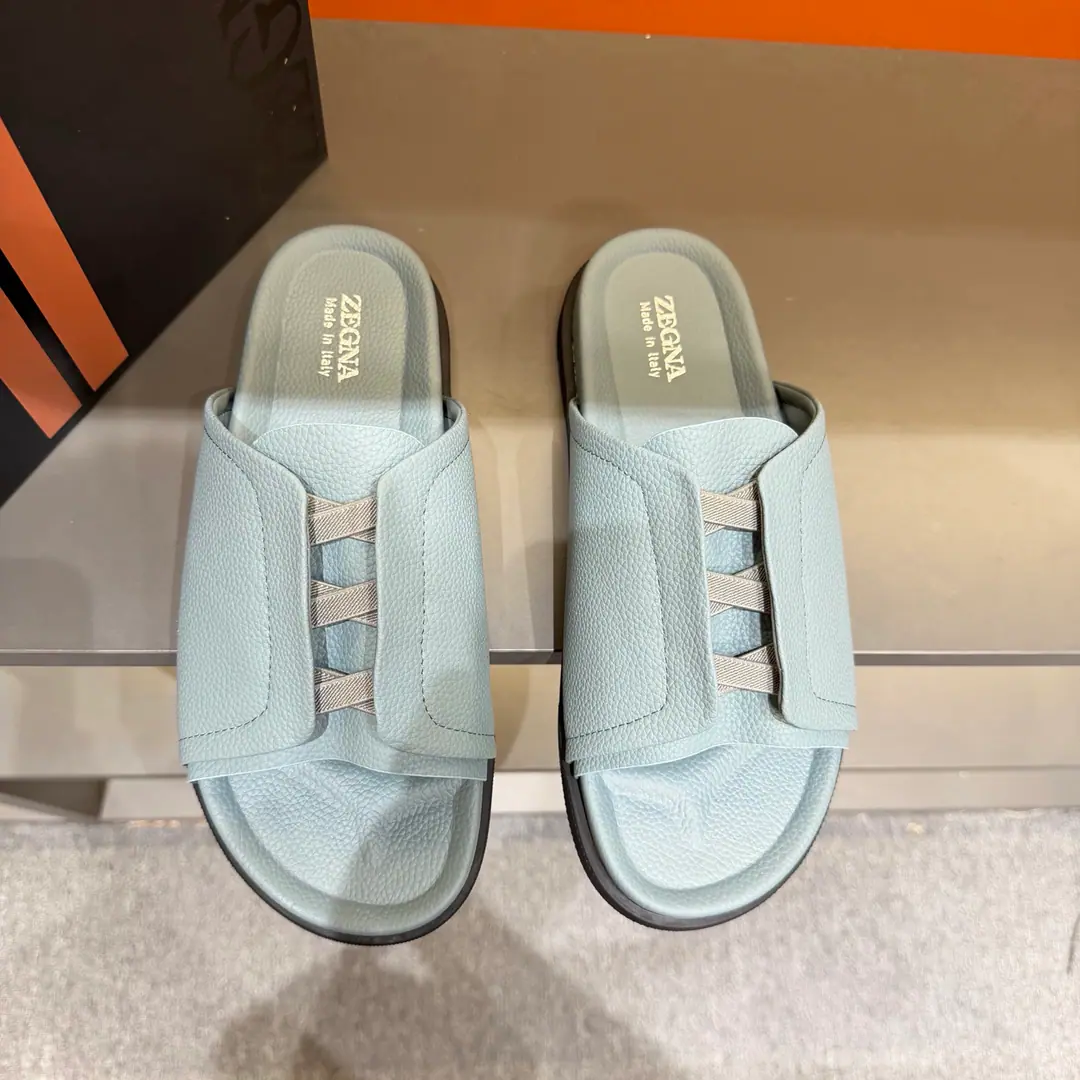 ZEGNAJenya. Latest Men's leisure. Shoes. Shoes. Acupuncture shoes., - Slippers bed., The shoe bed is a double-pack with a calf skin., The shoes are on the sidewalk to see the Jenya logo., - I'm wearing a pair of shoes., And they can be captured while they're out there., It's easy to wear.. The foot is very proficient. Send a cabinet for fine packaging Codes38-46