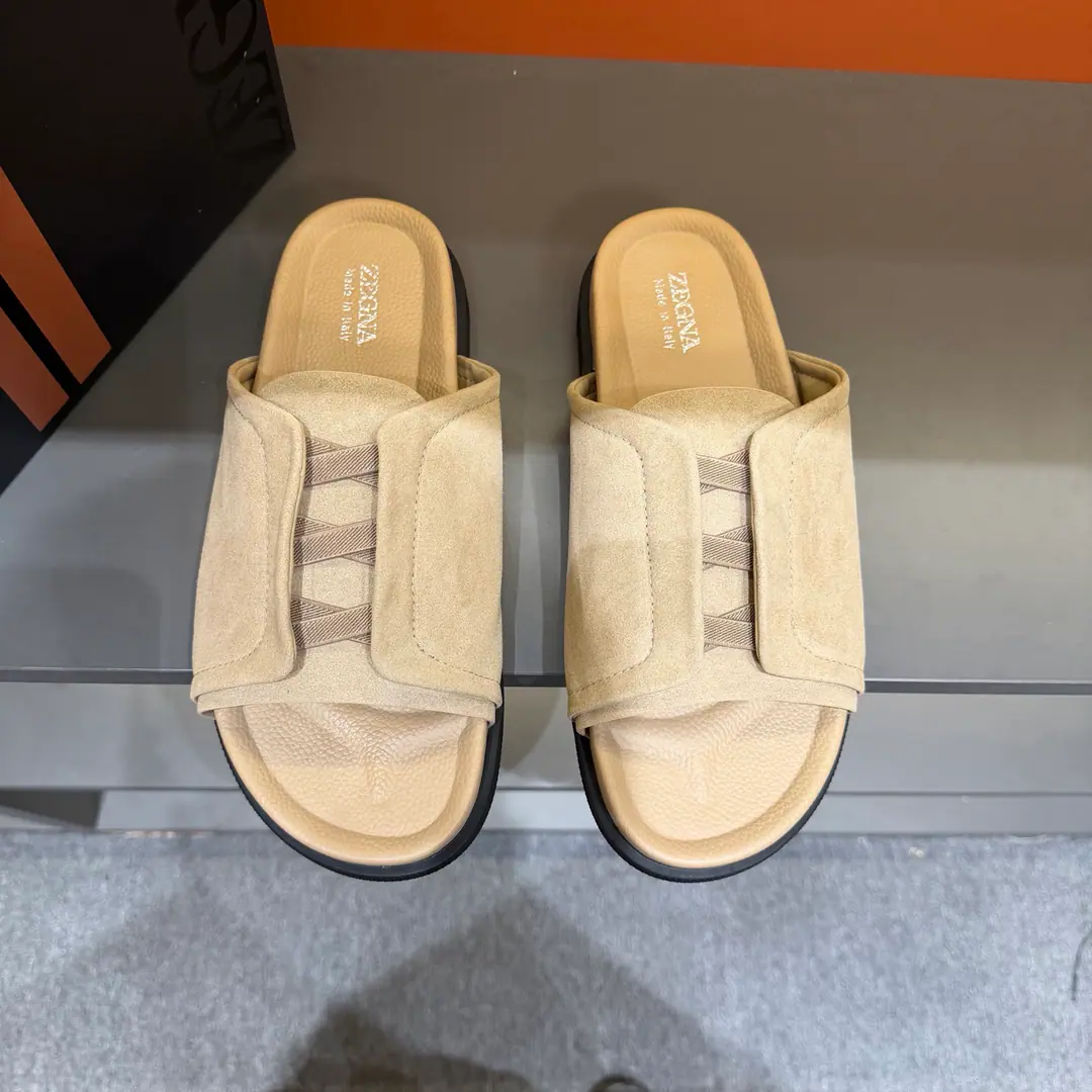 ZEGNAJenya. Latest Men's leisure. Shoes. Shoes. Acupuncture shoes., - Slippers bed., The shoe bed is a double-pack with a calf skin., The shoes are on the sidewalk to see the Jenya logo., - I'm wearing a pair of shoes., And they can be captured while they're out there., It's easy to wear.. The foot is very proficient. Send a cabinet for fine packaging Codes38-46