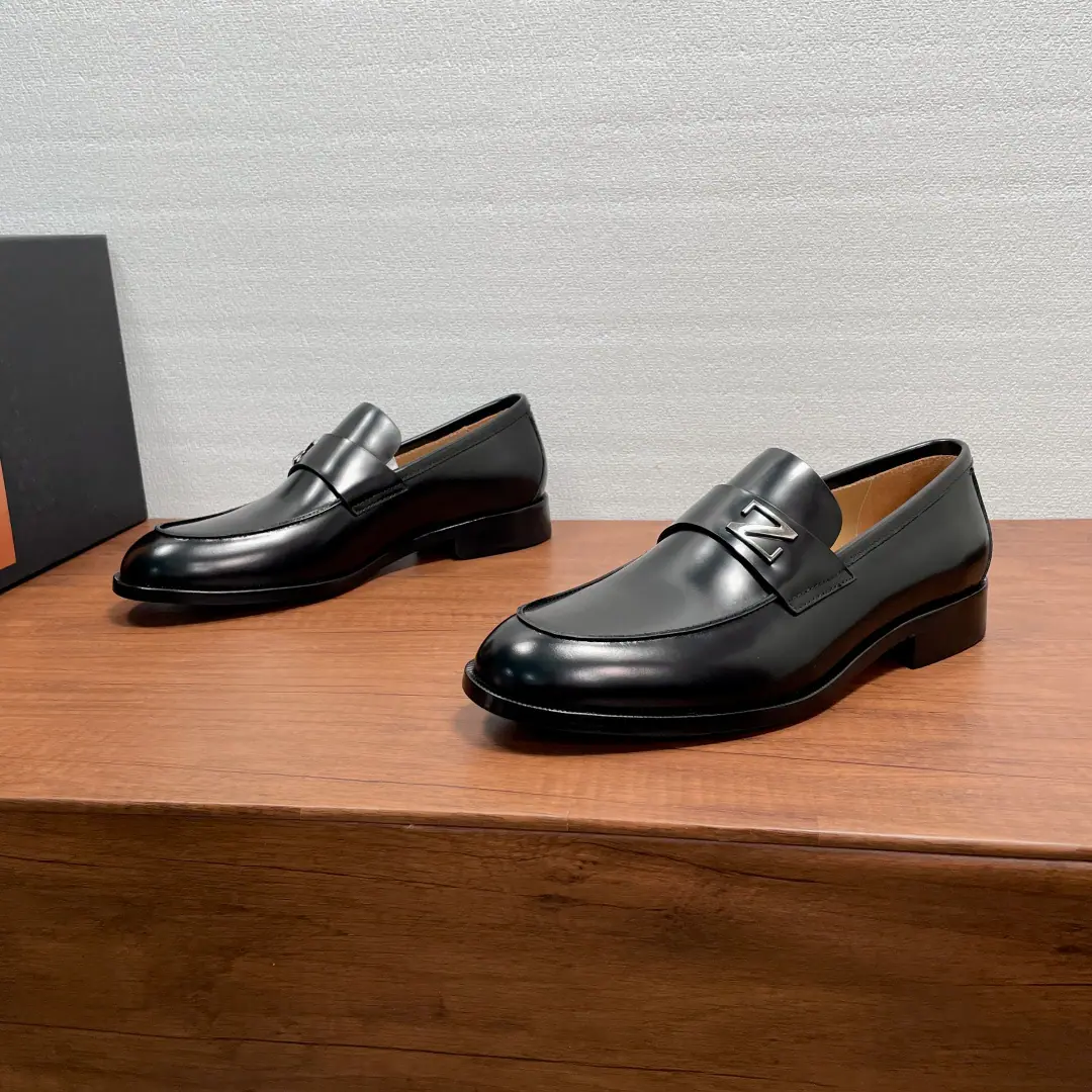 Zegna A man's new LeFoo shoes. This LeFoo shoe is made from imported cow skin and open cow leather., Classic Ecliptic Shoes Outline, Positive scalding logo“Z”Metal alphabet and leather strips, The combination of real rubber is a big one., Semi-solid peculiarity, Slipperproof grinding., It's not gonna get out of there., With a little cow in the skin., The tattoos are velvet, and the oxen and feet are on., The upper feet are soft and comfortable., Simple and atmosphere-like. Full packaged dustproof bags！ Codes: 39-40-41-42-43-44Standard leather shoe size（38/45/46I'll make sure I don't change it.） The cargo.: 5021ZLeFlell Shoes. The black and the blue.