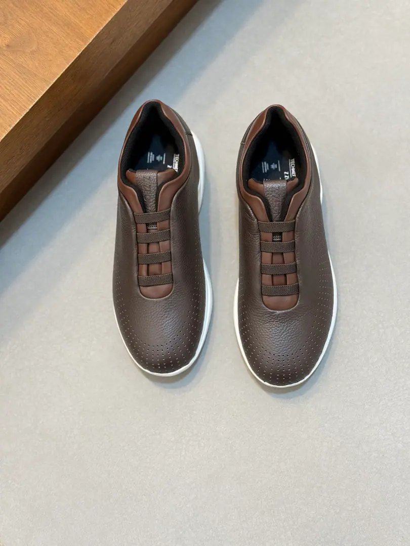 ZEGNA/Jenya. A man's new leather and leisure shoes. The most important product is the production of a very good work product., Shoes are made of soft sheep leather and leather., A hundred-packed, low-banded foot-set., Details of the front-line taped, ♪ Shoe tongues on thelogoLogo, Fashion flow. Light-blow rubber, large base., In the fabric, you're putting feet on the inside., The upper foot is very light., Slide-proof, It's a very strong ground grab.！It's for daily wear., I'm going out on foot.！All set., Attach dustproof bags！ Codes: 39-40-41-42-43-44 Standard leather shoe size（45But you're not going to support the retreat.）