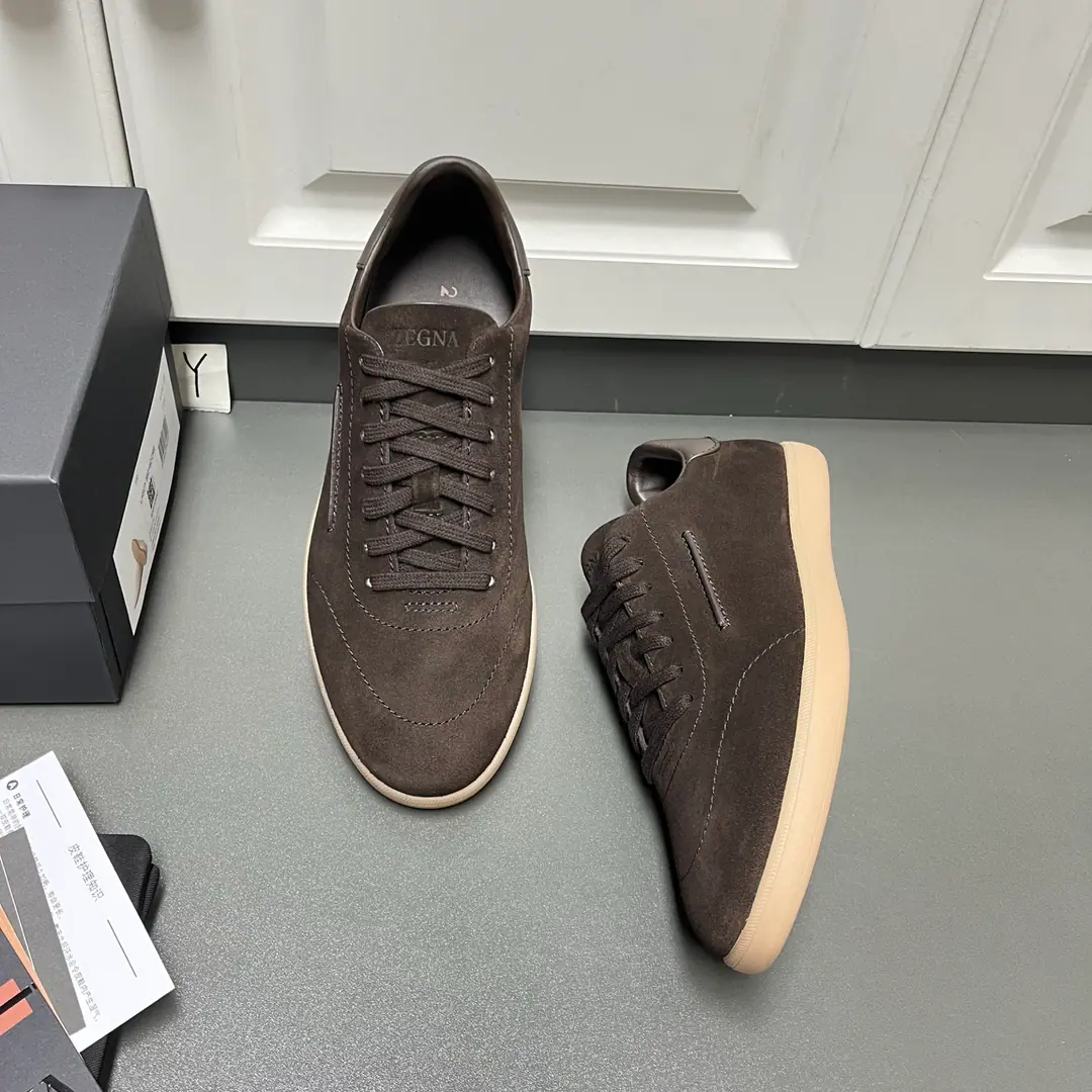 New ColourErmenegildo Zegna Jenya. TRIPLE STITCH™ MONTE Luxury leisure shoes. This is the Genia Oasis.(Oasi Zegna) The name of the highway., Show the flexibility of brands to the times.. The soles are light and flexible., Nice catch., A new radiant shoe underlay. The early appearance of the highway.. Signal same-synthetic sew lines and side branding are mutually reinforcing., The symbol of the uniquely fashioned version of the Jania brand.. Version and Product Details:Slippery cow skins bumped into a velvet cow skin., Hand-sewd three-fold cross-tightness. The mats in the cow's skin., The car's got a condom, the way it's done.. Black Vibram® Upgraded ground-capture soles, Heel with Janja. Road branding.. Sanitized® I can tear off my shoe bed.. The shoes are elegant and leisurely., Targeting foot travel., A companion to travel any time of the year.. Skins size.: 39/40/41/42/43/44（45Make a reservation.）