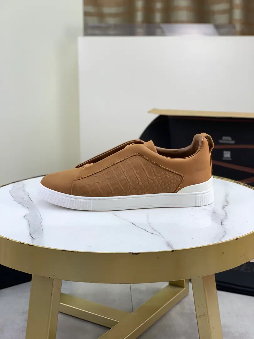 Plant prices Ermenegildo Zegna Jenya. ZEGNA XXXSeries canvas TRIPLE STITCH Waterproof sports shoes Triple Stitch It's a fine recreational shoe., The three-fold trio of the label is loose., The inspiration is a triple hand sewn thread., It's a long tradition of Jenya.. A new canvas. A different style., It's symbolic.XXXThe color of the comb is tight.. This one's wearing sneakers. It's comfortable., A light rubber outside., There's a back heel. Ermenegildo Zegna XXX Identification Details, Explain brand classics. Details:Footback MarkingXXXCross it tight., New waterproof canvas., The collar is covered with double-bulleted cotton in the cary skin., In a microfibre liner.. The car's got a condom, the way it's done., ♪ Easy to wear uncoatted feet and loose tights ♪ 3D“Boar”Design. Name of shoe and tongue decoration. I'm gonna take a little bit of a shot at the rubber-floped sole., Back up and stickers. TPU XXX Arranger, Shoes are empty., The circle and the car's sewn up.. Italian manufacture Daning Blue./Chestnut./Rope, Six color in. 39/40/41/42/43/44（46, 45Make a reservation.）Standard leather shoe size. Box packing, Take the bag with the shoe.