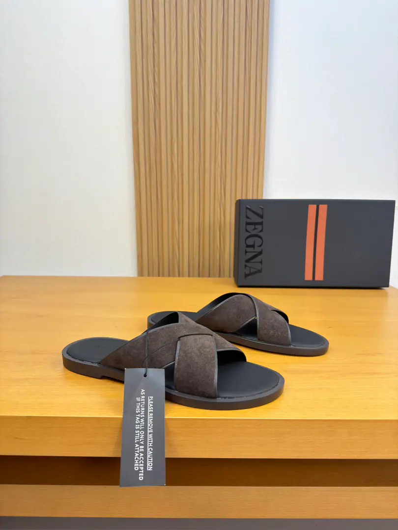 【Zegna】Jenya. High-end quality Original List·- Rhythm slippers. Shoe.: Imports🔝Anti-feathers. Uchi.: Water-tied cow skin. Otsumi!: It's so light.TPRRubber·Real water table.: Combination to the base Super-high-quality control.·- I'm doing a little work.: Highlight(High-end·- How expensive.·Slot) Size: 39-44（38, 45, 46, Make a reservation.)·Z0156