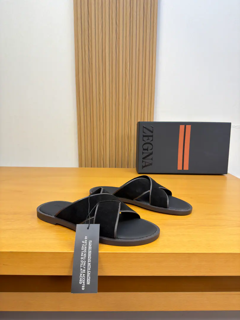 【Zegna】Jenya. High-end quality Original List·- Rhythm slippers. Shoe.: Imports🔝Anti-feathers. Uchi.: Water-tied cow skin. Otsumi!: It's so light.TPRRubber·Real water table.: Combination to the base Super-high-quality control.·- I'm doing a little work.: Highlight(High-end·- How expensive.·Slot) Size: 39-44（38, 45, 46, Make a reservation.)·Z0156