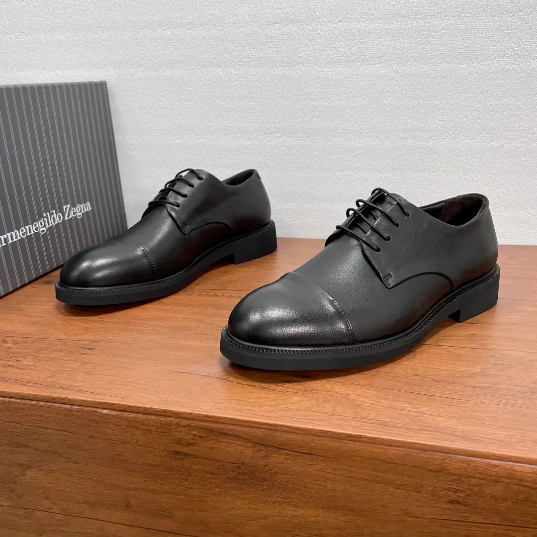 Zegna/Jenya. A man's new business is wearing leather shoes. The best.！Selection of imported calf embryos, A light light light., Standard 2 interface design, The Derby Shoes., Artificial Mark stitching, - I'm doing a little work., Lines are simple and easy., It's a modern style.. The rubber is a smooth-forward base with a real leather., The whole cow's skin is in the ground., The upper foot is comfortable and well-styled., Full packaged dustproof bags！ Size: 39-40-41-42-43-44 Standard leather shoe size. The cargo.: A4275Next Single Chart Black