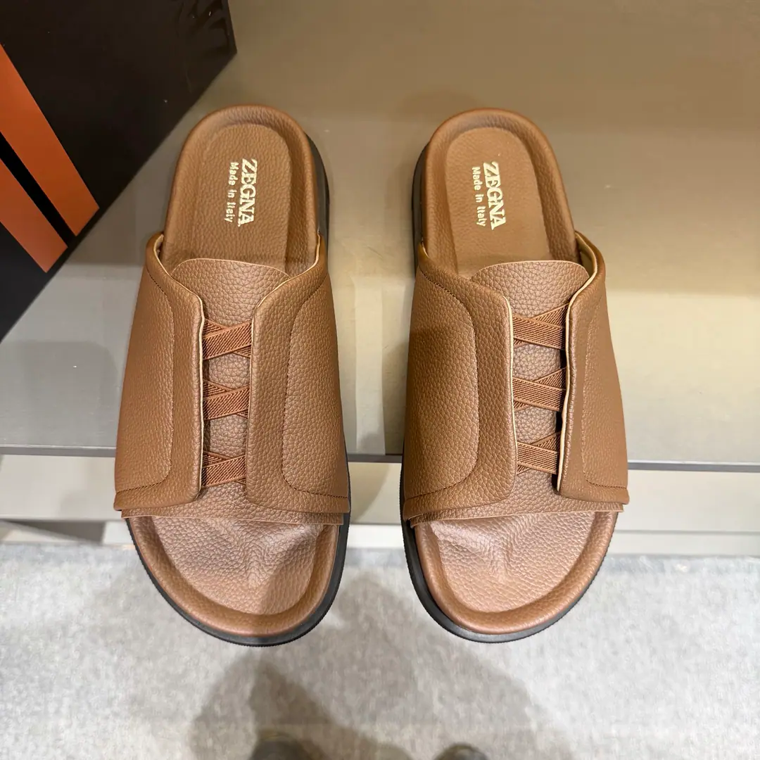 ZEGNAJenya. Latest Men's leisure. Shoes. Shoes. Acupuncture shoes., - Slippers bed., The shoe bed is a double-pack with a calf skin., The shoes are on the sidewalk to see the Jenya logo., - I'm wearing a pair of shoes., And they can be captured while they're out there., It's easy to wear.. The foot is very proficient. Send a cabinet for fine packaging Codes38-46