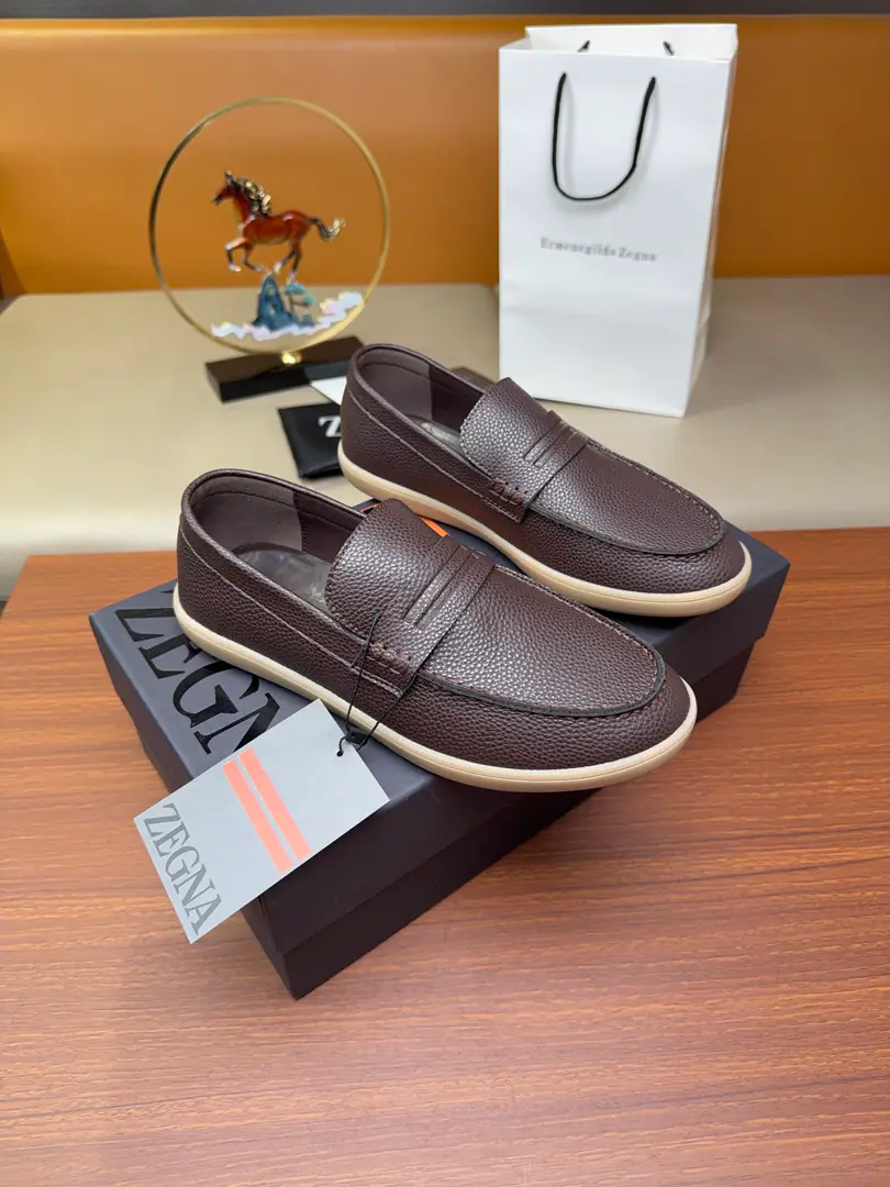 Get out of the factory.【Real value】🦭🦭Zegna/Jenya. A man's new recreational shoes.[Celebrate.][Celebrate.][Celebrate.][Celebrate.] This sneakers is in the Jeeniya Oasis.(Oasi Zegna) The name of the highway., Show the flexibility of brands to the times.. Semitransparent rubber soles light and flexible, Nice catch., A new radiant shoe underlay., The stride is a fine tribute. The early appearance of the highway.. Signal same-synthetic sew lines and side branding are mutually reinforcing., The symbol of the uniquely fashioned version of the Jania brand.. It's made of a fury of cattle., Disassemble shoe surfaces with modern and retrograde styles, By“ ”Skins mats., In the whole cow's skin., The upper feet are comfortable and leisurely., It's a little light.！Attach a full shoe suit box to the collection box.！ Codes: 39-40-41-42-43-44 -45Standard leather shoe size（38/46/47/48I'll make sure it's not changed.）