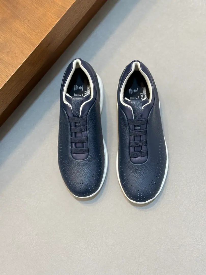 ZEGNA/Jenya. A man's new leather and leisure shoes. The most important product is the production of a very good work product., Shoes are made of soft sheep leather and leather., A hundred-packed, low-banded foot-set., Details of the front-line taped, ♪ Shoe tongues on thelogoLogo, Fashion flow. Light-blow rubber, large base., In the fabric, you're putting feet on the inside., The upper foot is very light., Slide-proof, It's a very strong ground grab.！It's for daily wear., I'm going out on foot.！All set., Attach dustproof bags！ Codes: 39-40-41-42-43-44 Standard leather shoe size（45But you're not going to support the retreat.）