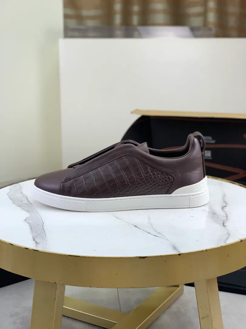 Plant prices Ermenegildo Zegna Jenya. ZEGNA XXXSeries canvas TRIPLE STITCH Waterproof sports shoes Triple Stitch It's a fine recreational shoe., The three-fold trio of the label is loose., The inspiration is a triple hand sewn thread., It's a long tradition of Jenya.. A new canvas. A different style., It's symbolic.XXXThe color of the comb is tight.. This one's wearing sneakers. It's comfortable., A light rubber outside., There's a back heel. Ermenegildo Zegna XXX Identification Details, Explain brand classics. Details:Footback MarkingXXXCross it tight., New waterproof canvas., The collar is covered with double-bulleted cotton in the cary skin., In a microfibre liner.. The car's got a condom, the way it's done., ♪ Easy to wear uncoatted feet and loose tights ♪ 3D“Boar”Design. Name of shoe and tongue decoration. I'm gonna take a little bit of a shot at the rubber-floped sole., Back up and stickers. TPU XXX Arranger, Shoes are empty., The circle and the car's sewn up.. Italian manufacture Daning Blue./Chestnut./Rope, Six color in. 39/40/41/42/43/44（46, 45Make a reservation.）Standard leather shoe size. Box packing, Take the bag with the shoe.