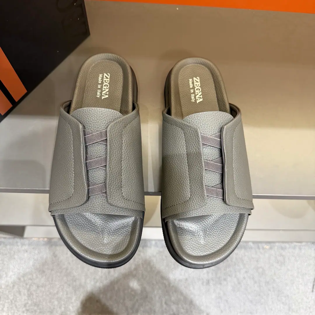 ZEGNAJenya. Latest Men's leisure. Shoes. Shoes. Acupuncture shoes., - Slippers bed., The shoe bed is a double-pack with a calf skin., The shoes are on the sidewalk to see the Jenya logo., - I'm wearing a pair of shoes., And they can be captured while they're out there., It's easy to wear.. The foot is very proficient. Send a cabinet for fine packaging Codes38-46