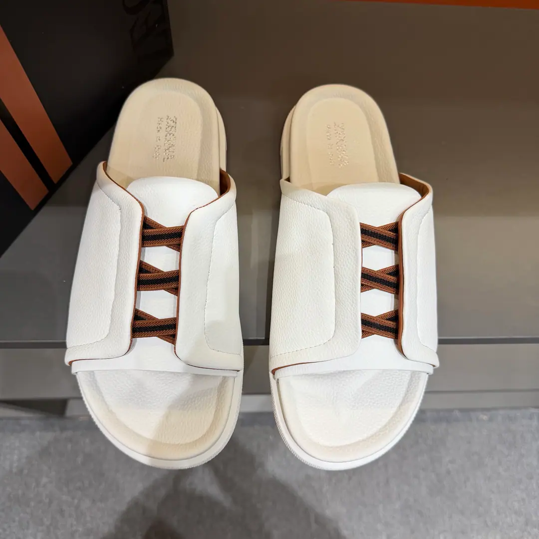 ZEGNAJenya. Latest Men's leisure. Shoes. Shoes. Acupuncture shoes., - Slippers bed., The shoe bed is a double-pack with a calf skin., The shoes are on the sidewalk to see the Jenya logo., - I'm wearing a pair of shoes., And they can be captured while they're out there., It's easy to wear.. The foot is very proficient. Send a cabinet for fine packaging Codes38-46